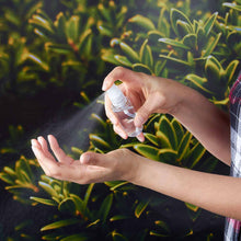 Cargar imagen en el visor de la galería, Líquido antibacterial con atomizador y carabina en la tapa LECCE---CISLD019