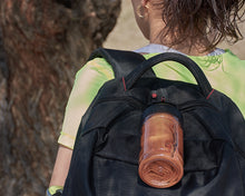 Cargar imagen en el visor de la galería, Toalla de microfibra en envase de plástico---DBA2368