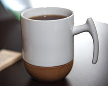 Cargar imagen en el visor de la galería, Tarro blanco con base de corcho y asa volada---DBA2464