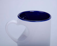 Cargar imagen en el visor de la galería, Taza con interior en color y asa en forma de corazón---DBA2408