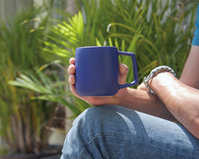 Cargar imagen en el visor de la galería, Tarro con acabado mate, interior color gris y asa cuadrada. CAP. 12 OZ.---DBA2633