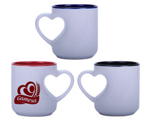 Cargar imagen en el visor de la galería, Taza con interior en color y asa en forma de corazón---DBA2408